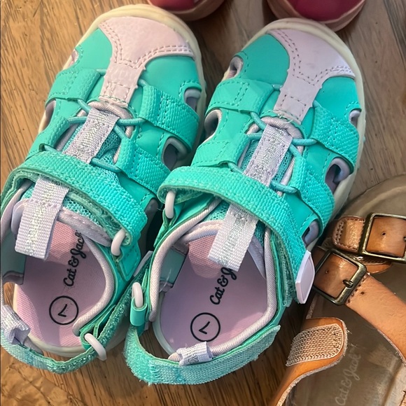 7 pairs of little girl shoes - Picture 5 of 8